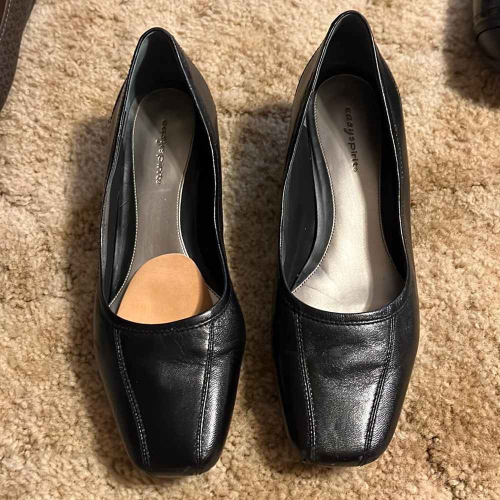 Easy Spirit black leather pumps size 8.5 Wide